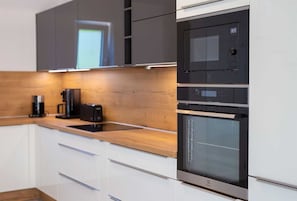 Wasserkocher mit Kaffee-/Teezubehör, Kühlschrank, Mikrowelle, Ofen