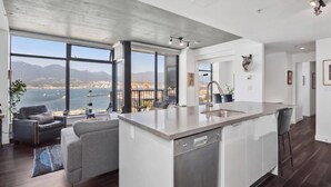 Unclassified image, 3 of 14, button - Charming Apartment Gastown Downtown FIFA (Vancouver)