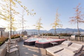 Outdoor spa tub - Charming Apartment Gastown Downtown FIFA (Vancouver)
