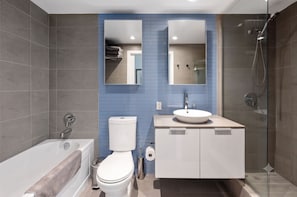 Hair dryer, towels, soap, toilet paper - Charming Apartment Gastown Downtown FIFA (Vancouver)