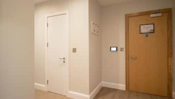 Deluxe Apartment, 1 Bedroom, Balcony, City View | Interior