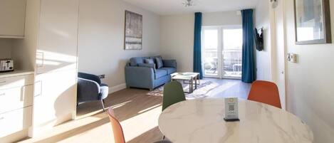 Departamento Deluxe, 1 habitación, balcón, vista a la ciudad | Área de sala de estar