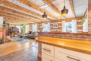 Lobby - The Magic Cottage: Artsy Nashville Escape w/ Hot Tub, Sleeps 10, & Near Downtown (Nashville)