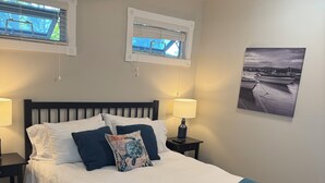 Room - Thetis Island Suite # 1; charming harbour views, private hot tub on your deck. (Thetis Island)
