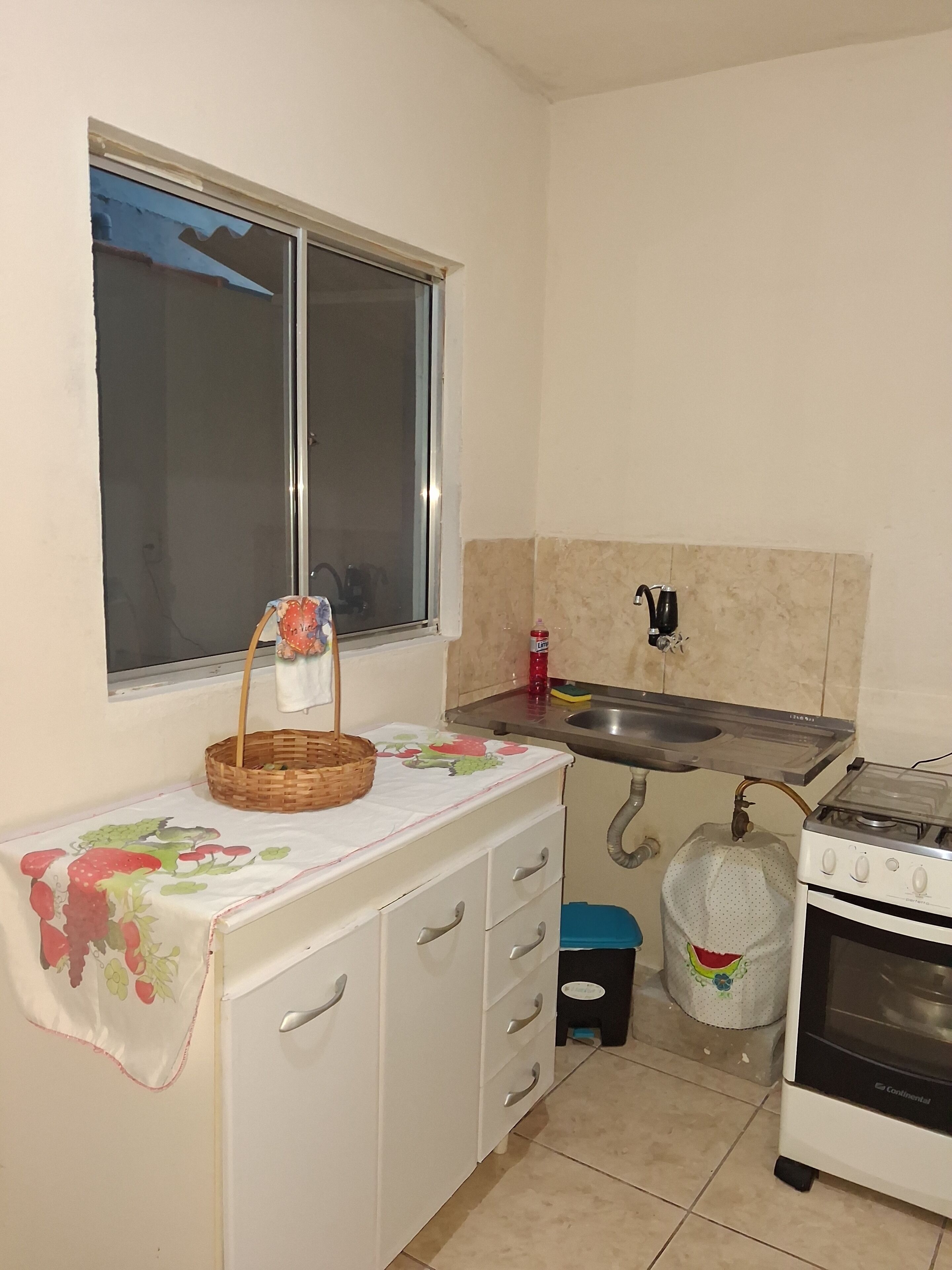 Stovetop, electric kettle, cookware/dishes/utensils