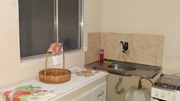 Stovetop, electric kettle, cookware/dishes/utensils