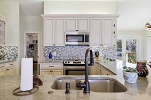 Paper towels - Spacious 5-bedroom waterfront estate on the Crystal River with a pool and dock! (Crystal River)