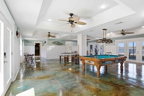 Games room - Spacious 5-bedroom waterfront estate on the Crystal River with a pool and dock! (Crystal River)