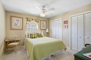 5 bedrooms, iron/ironing board, WiFi, bed sheets - Spacious 5-bedroom waterfront estate on the Crystal River with a pool and dock! (Crystal River)