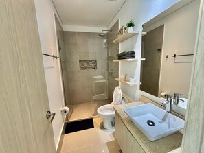 Shower, towels, soap, toilet paper - Sky Duplex Floor 34 - Oceanfront - Cartagena | Rooftop Pool (Cartagena de Indias)