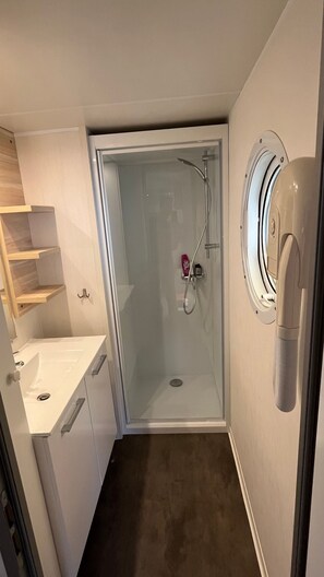Douche, séchoir à cheveux, serviettes fournies