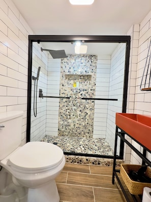 Shower, jetted tub, hair dryer, towels
