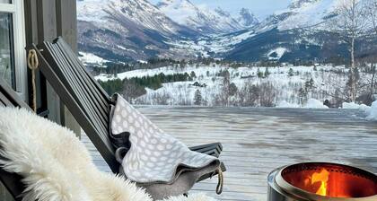 Moderne Hütte mit Whirlpool in den Sunnmøre-Alpen
