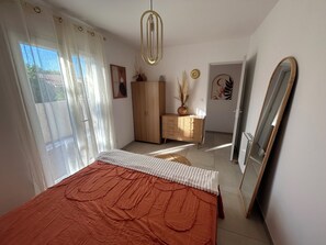 Iron/ironing board, WiFi, bed sheets - Terracotta (Sorgues)