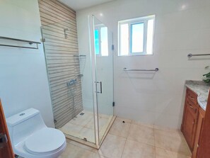 Douche, serviettes fournies, savon, papier toilette