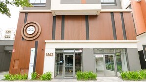 A modern building with a prominent 'GO' logo, a glass entrance, and a number '1543' sign. - Studio Moderno GO Balkon Campo Belo - SP (São Paulo)