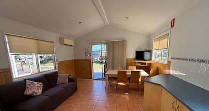 Self contained 2 bedroom cabin with AC in a quiet pocket of Longreach QLD