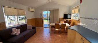 Self contained 2 bedroom cabin with AC in a quiet pocket of Longreach QLD