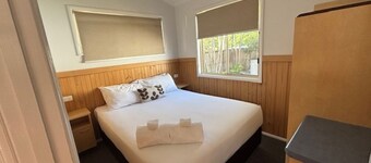 Self contained 2 bedroom cabin with AC in a quiet pocket of Longreach QLD