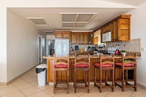 Fridge, microwave, oven, stovetop - 3-bedroom house in excellent Playas de Rosarito with AC (Playas de Rosarito)