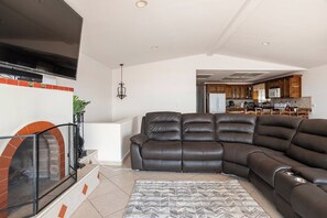 TV connectée, cheminée, baby-foot, table de tennis de table