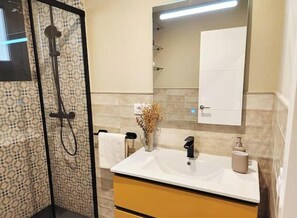 Douche, sĂšche-cheveux, serviettes fournies, savon
