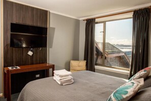 Habitación doble superior, vista al lago | Espacio para trabajar con laptop y wifi gratis 