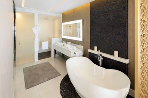 Doccia, asciugacapelli, bidet, asciugamani