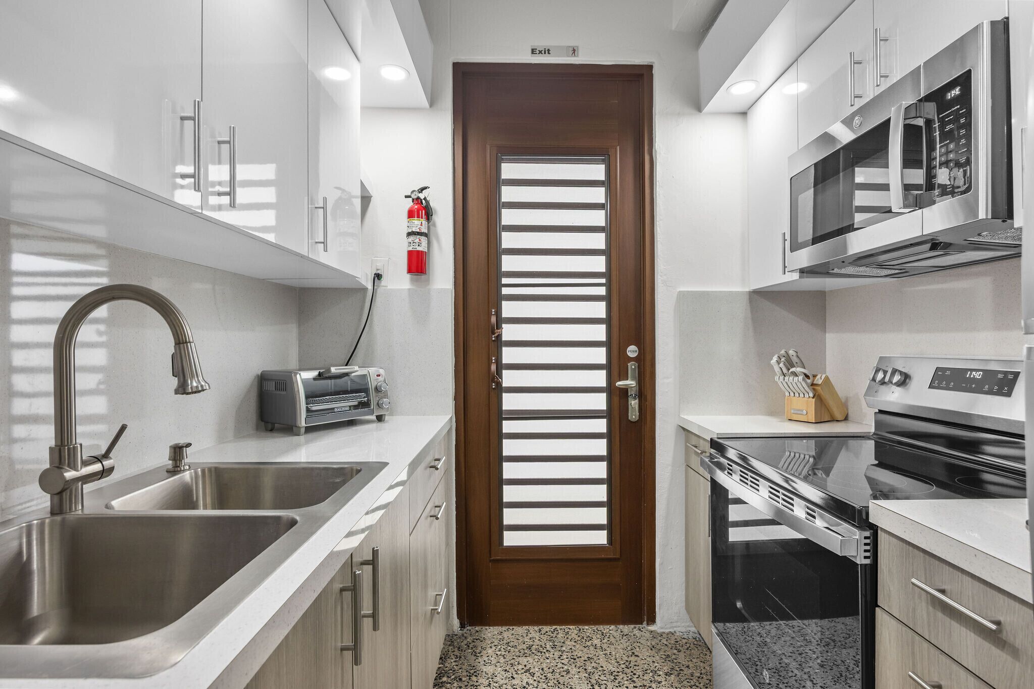Refrigerador, microondas, horno y parrilla de estufa 