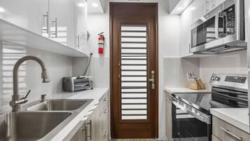 Refrigerador, microondas, horno y parrilla de estufa