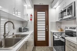 Refrigerador, microondas, horno y parrilla de estufa 
