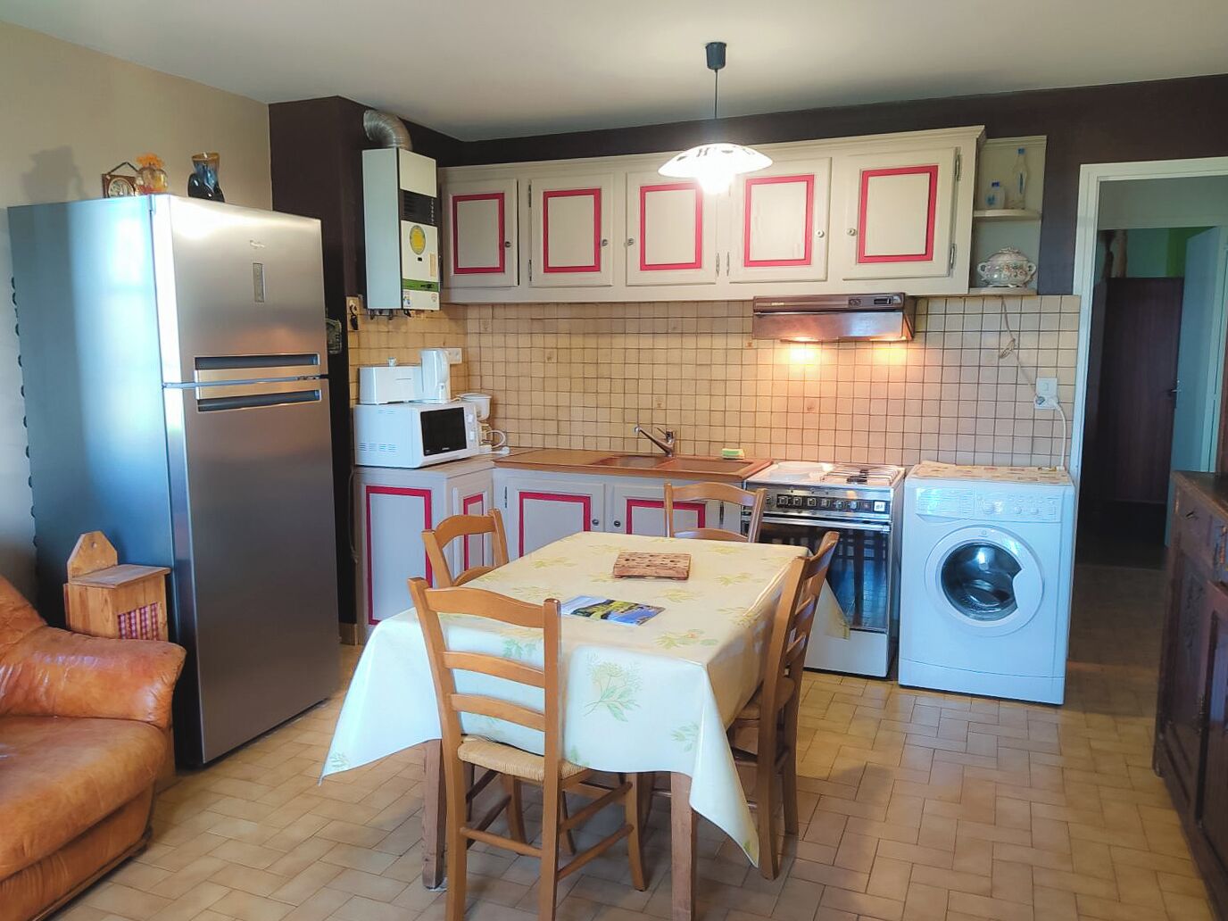 Réfrigérateur, four à micro-ondes, un four, grille-pain