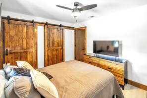 3 bedrooms, iron/ironing board, WiFi, bed sheets - Cozy Rustic Estate  Pool, Fire Pit, Near Stores (Naples)
