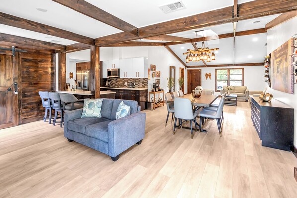 Living area - Cozy Rustic Estate  Pool, Fire Pit, Near Stores (Naples)