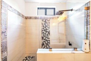 Shower, hair dryer, towels, soap - Cozy Rustic Estate  Pool, Fire Pit, Near Stores (Naples)