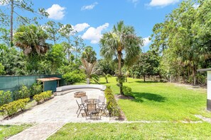 Outdoor dining - Cozy Rustic Estate  Pool, Fire Pit, Near Stores (Naples)