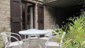 Outdoor dining - LA COUSTOUILLE (Serves 2–4) (SAINTE-ENIMIE)