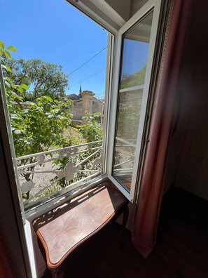 Interior - La demeure aux Lilas a large stone mansion (Cirey-sur-Blaise)