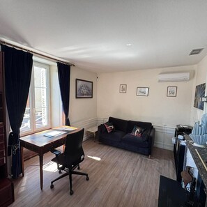 Living area - La demeure aux Lilas a large stone mansion (Cirey-sur-Blaise)