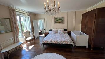 6 bedrooms, iron/ironing board, internet, bed sheets