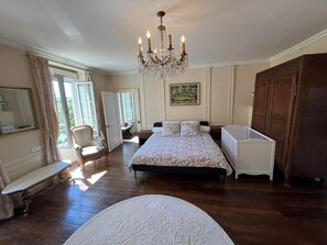 6 Schlafzimmer, Bügeleisen/Bügelbrett, Internetzugang, Bettwäsche