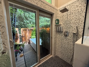 Ein Badezimmer mit Dusche, Toilette und Waschbecken.