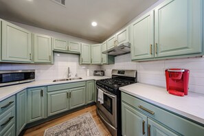 Private kitchen - #3 Blue Skies Midtown Retreat + Comfy Affordable (Phoenix)