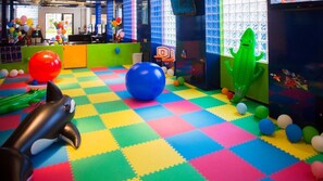 Children’s area - Cabo Beachfront Escape with Spacious 2BR Suite & Resort Pools (Cabo San Lucas)