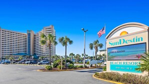 Placa de hotel com a inscrição 'SunDestin Beach Resort' e '1040 Hwy 98 E'.