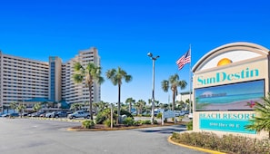 Ein Hotelschild mit der Aufschrift 'SunDestin Beach Resort' und '1040 Hwy 98 E'.