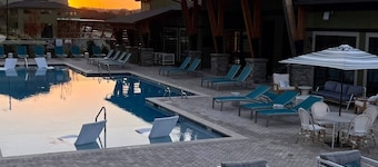 Family Escape w/ Garage, Pool & Gym