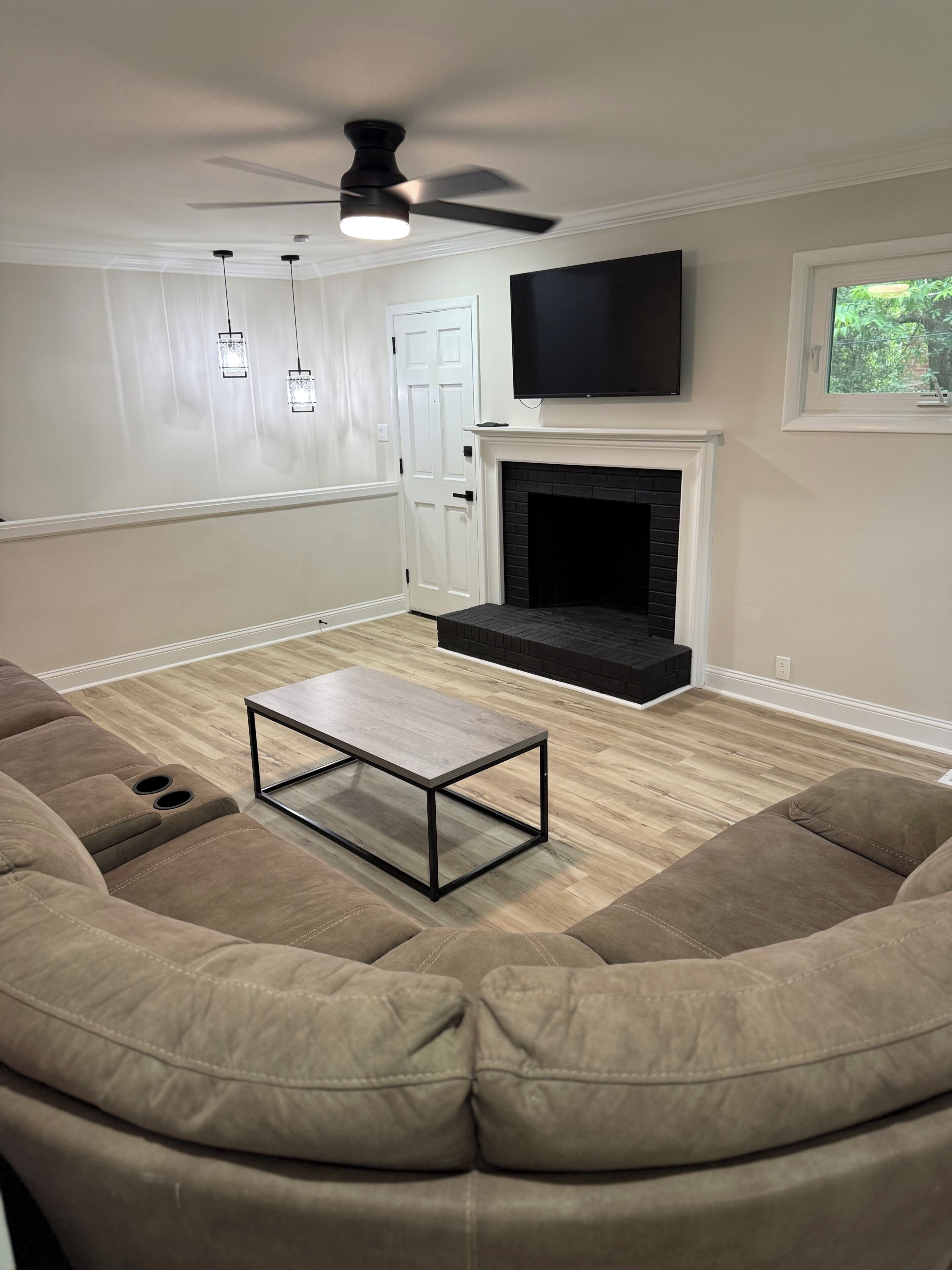 Modern 5-bed Home + Pool Table Fun - Fayetteville, NC