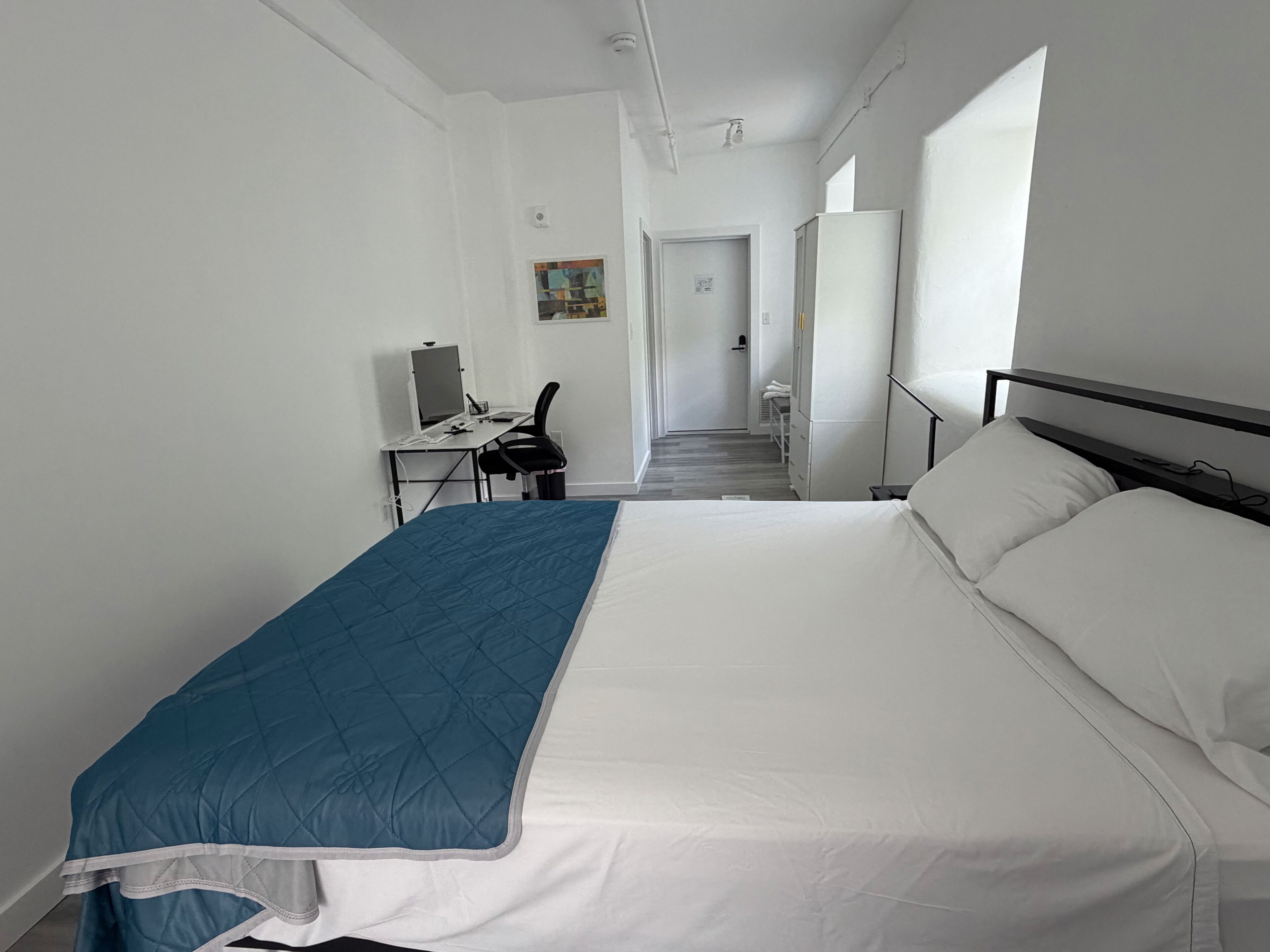 Habitación doble estándar, 1 cama Queen size, vista al río, planta baja | Escritorio, espacio para trabajar con laptop y wifi gratis 