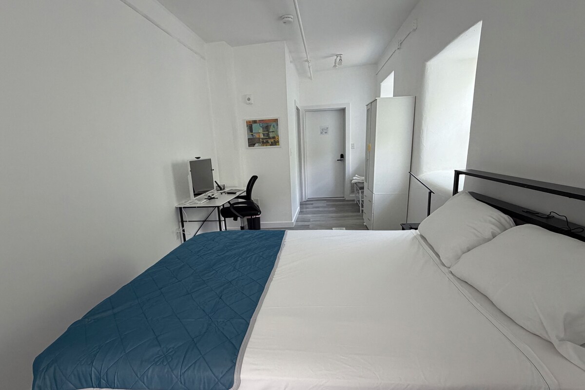 標準雙人房, 1 張加大雙人床, 河景, 轉角 (Room 1) | 書桌、手提電腦工作空間、免費 Wi-Fi、床單